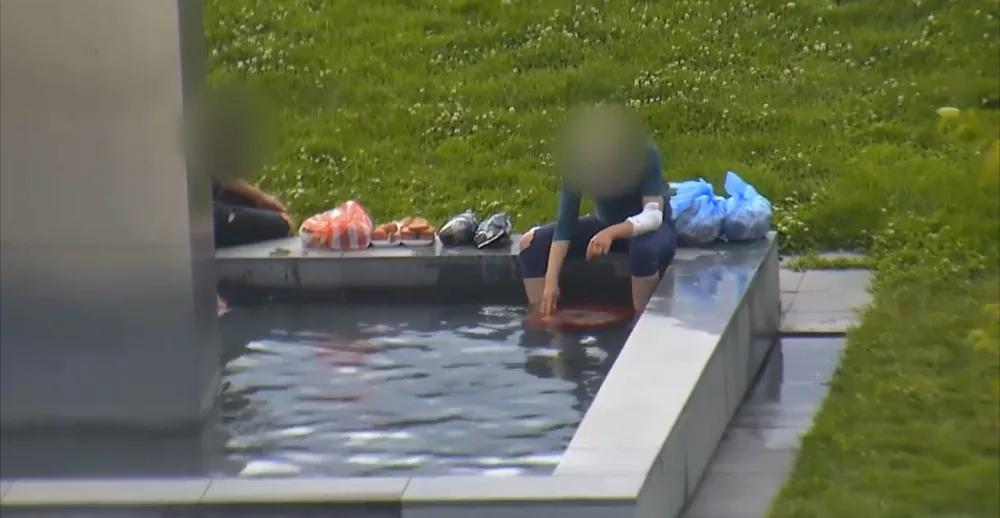 VIDEO: Muž se ženou omývali ve fontáně u Janáčkova divadla osm kilo masa před grilovačkou