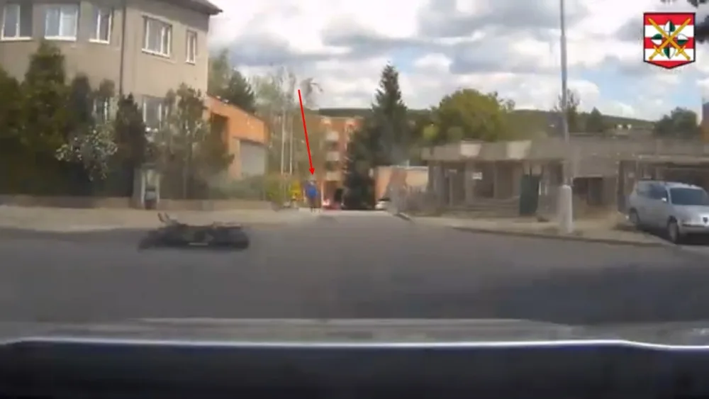 Po havárii se motorkář snažil utéct po svých