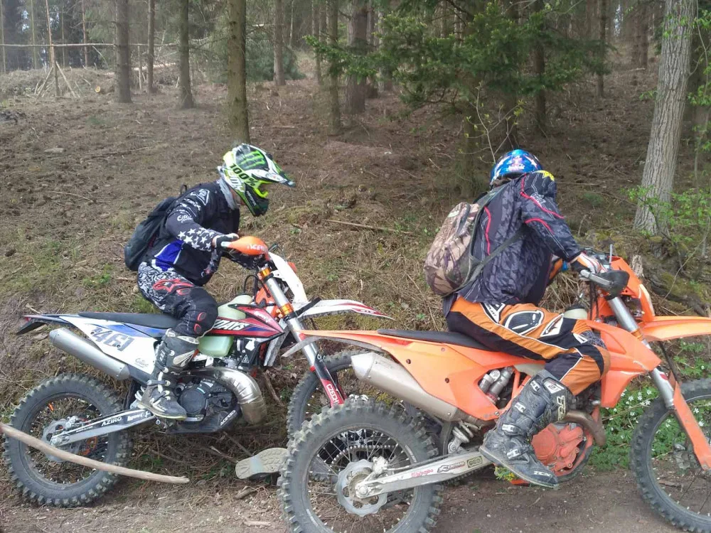 FOTO: Policie pátrá po agresivním gangu motorkářů, kteří napadl skupinu lesních dělníků
