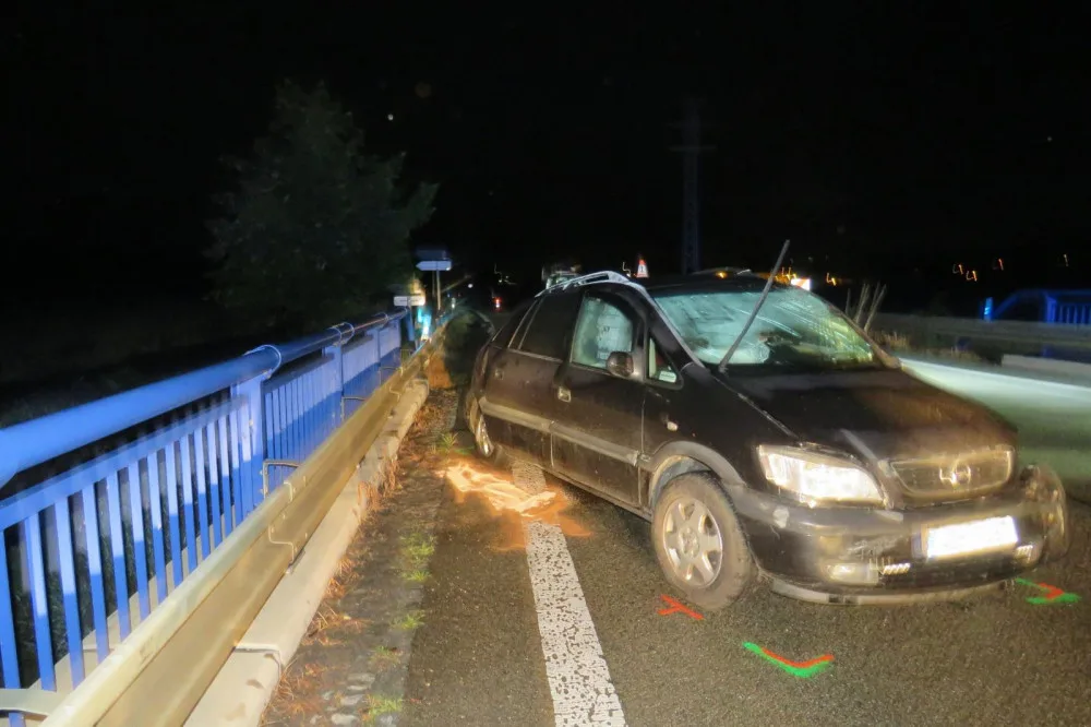 Řidič při předjíždění dostal smyk na mokré vozovce a narazil do protijedoucího auta. Skončil ve vážném stavu v nemocnici