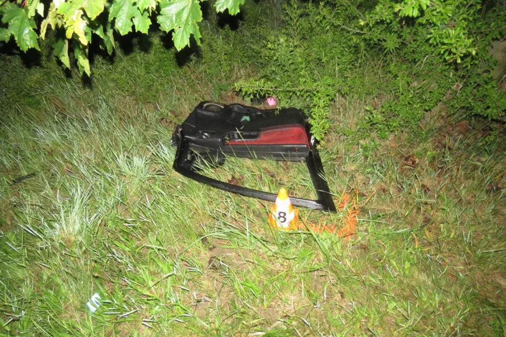 Řidič při předjíždění dostal smyk na mokré vozovce a narazil do protijedoucího auta. Skončil ve vážném stavu v nemocnici