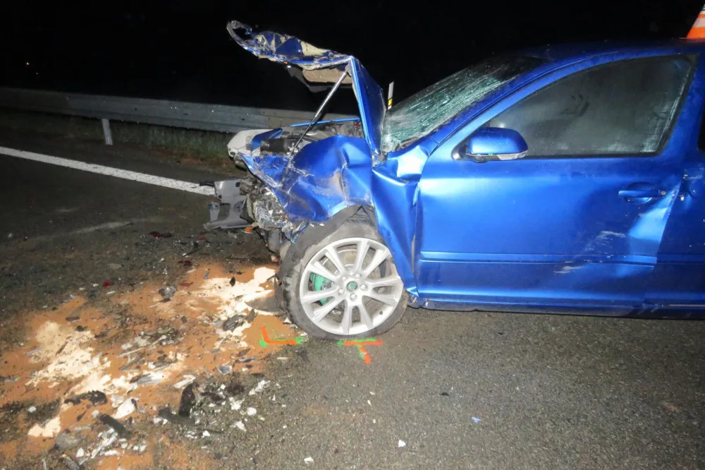 Řidič při předjíždění dostal smyk na mokré vozovce a narazil do protijedoucího auta. Skončil ve vážném stavu v nemocnici