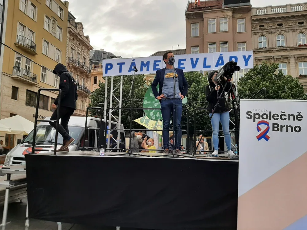 FOTO/VIDEO: Náměstí Svobody zaplnili demonstranti. S hashtagem #ptamesevlady protestovali proti krokům vlády