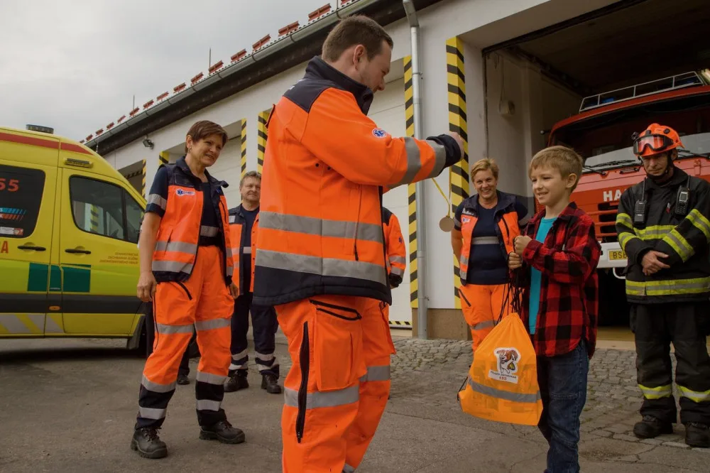 Osmiletý Adam se zraněný dostal z auta, aby zachránil život svému kamarádovi a jeho mamince po autohavárii