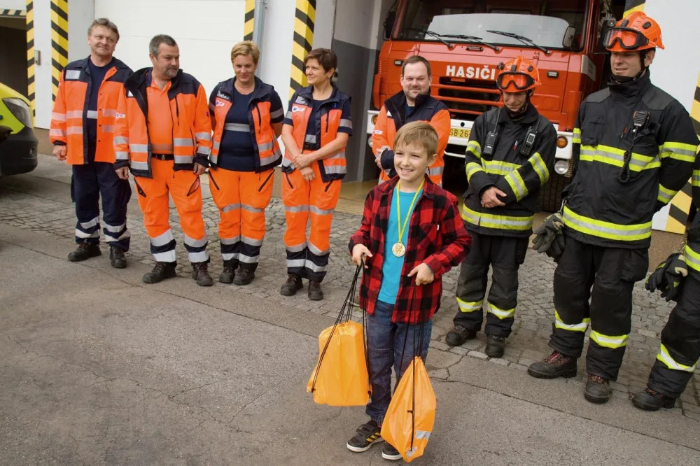 Osmiletý Adam se zraněný dostal z auta, aby zachránil život svému kamarádovi a jeho mamince po autohavárii