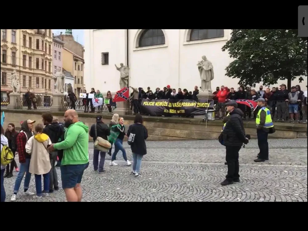Přes stovka lidí v Brně demonstrovala za Black Lives Matters. “Slušní lidé” na ně dělali opičí skřeky