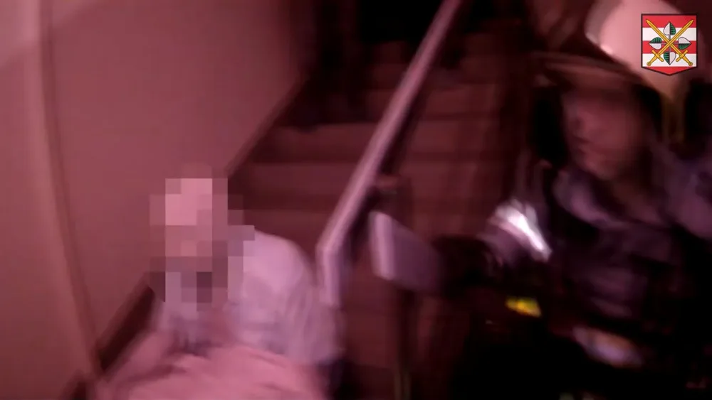 Policisté s mužem vyčkali do příjezdu hasičů