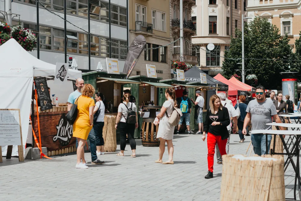 Festival Léto v centru Brna láká návštěvníky na řízky i poutine