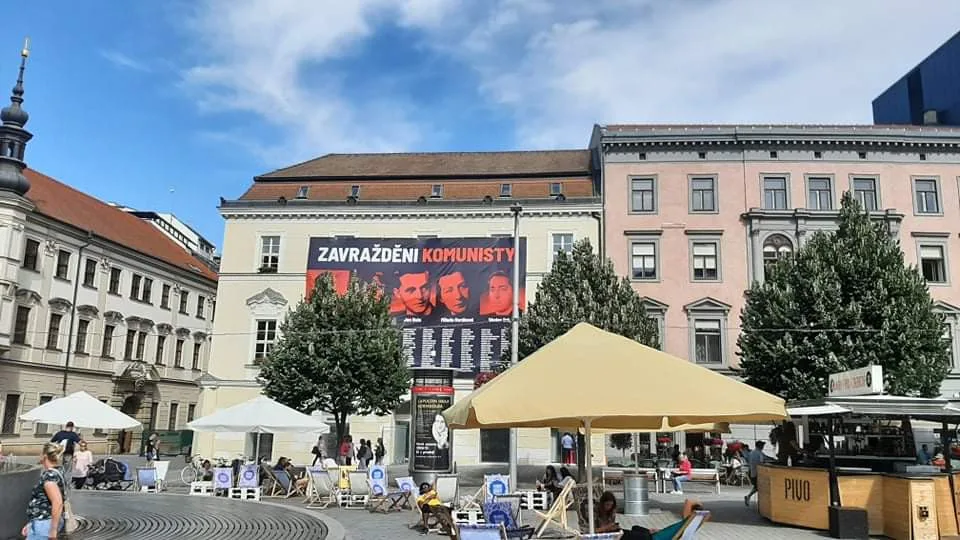 Plachta na domě v centru Brna připomíná oběti komunismu
