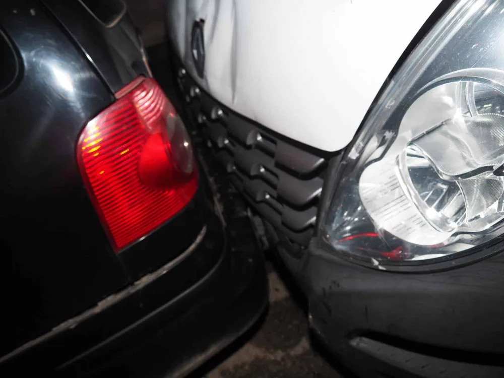 FOTO: Opilý řidič nezvládl zatáčku a srazil popelnice jako kuželky, zastavil se až o auto