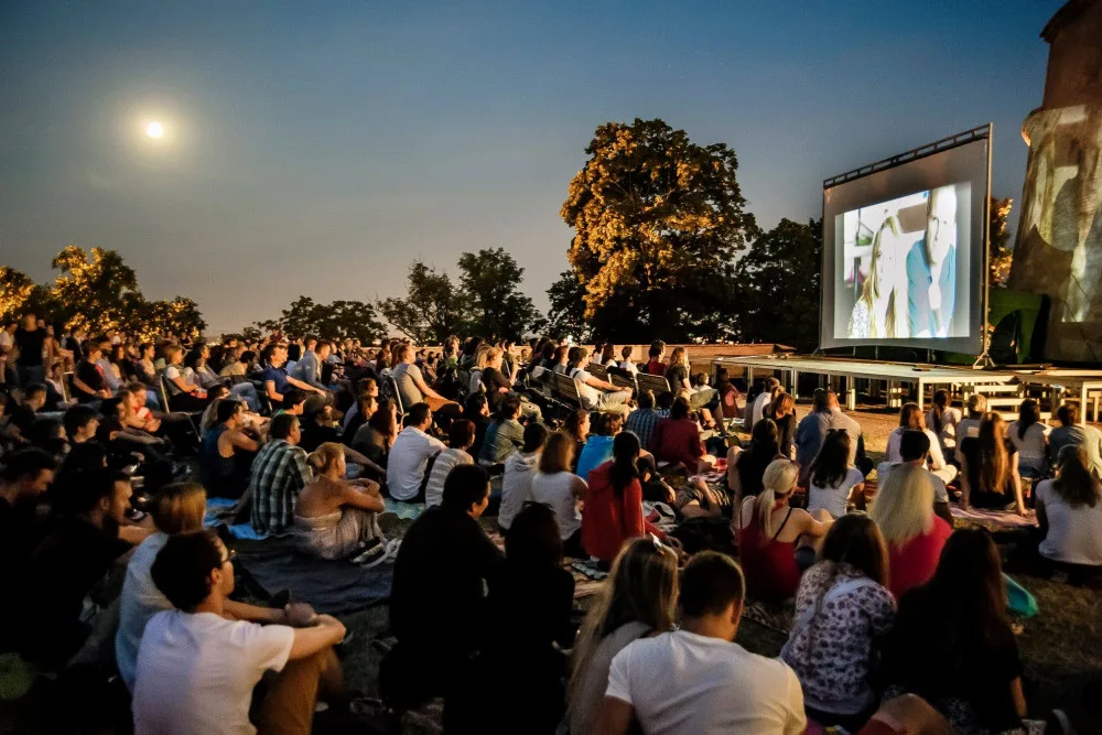 Ideální program na večer. Letní kina začínají promítat