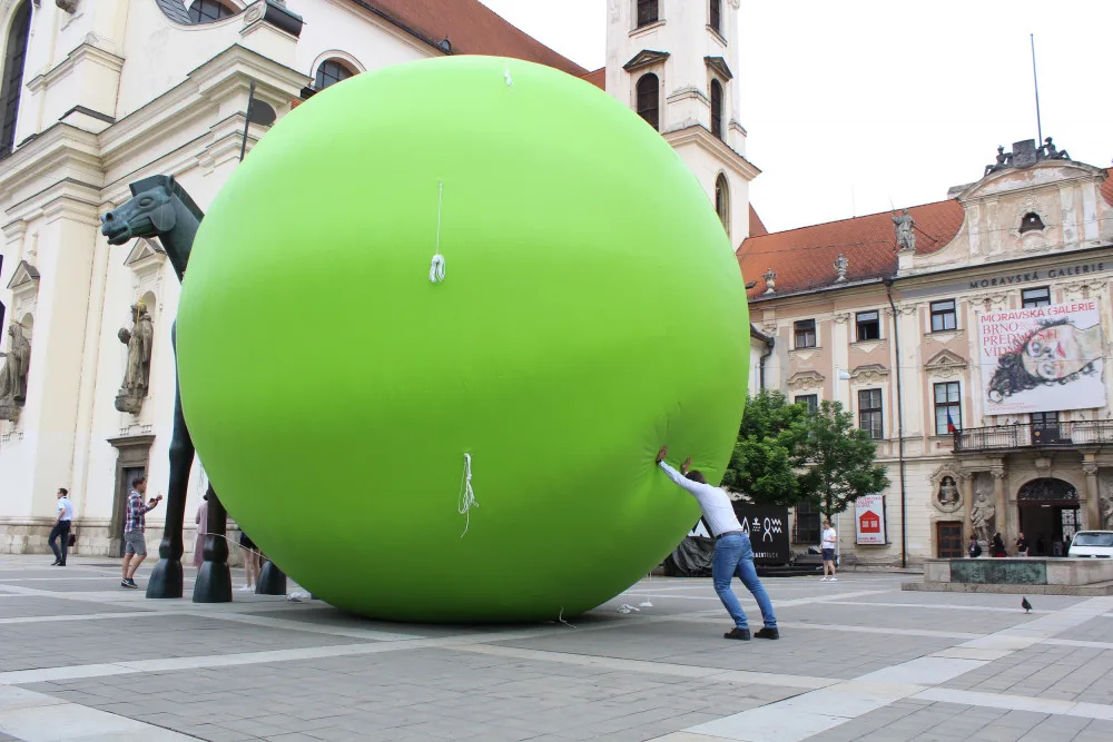 Obří hrášek upozorní na GJ Mendela