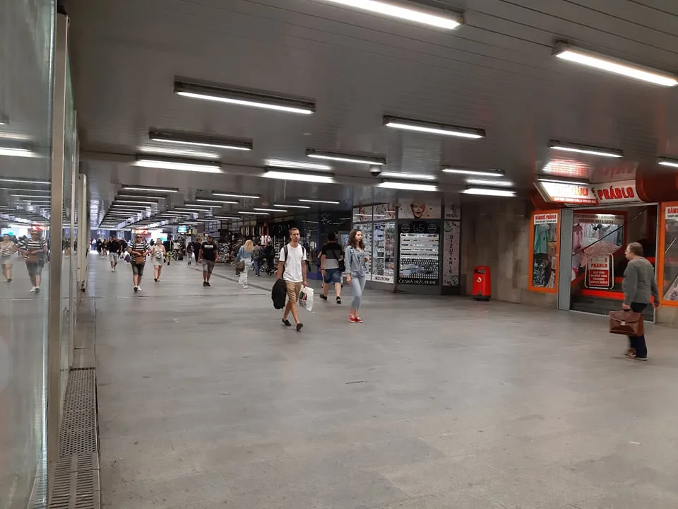 Podchod pod hlavním nádražím nově patří Brnu. Město z něho chce udělat moderní obchodní pasáž