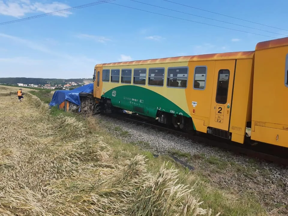 FOTO: Na Blanensku se na přejezdu srazil vlak s dodávkou. Řidič auta skončil v nemocnici