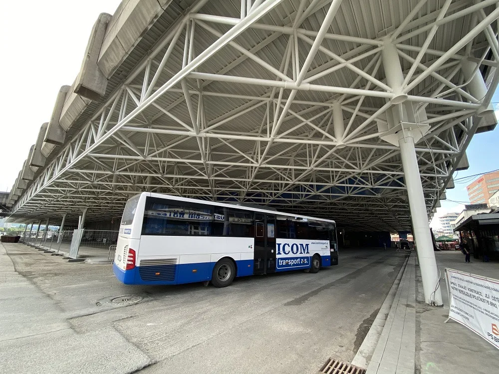 FOTO: Zvonařka prochází rekonstrukcí. Zpod plachty vykukuje nová budova, konstrukce dostala bílý nátěr