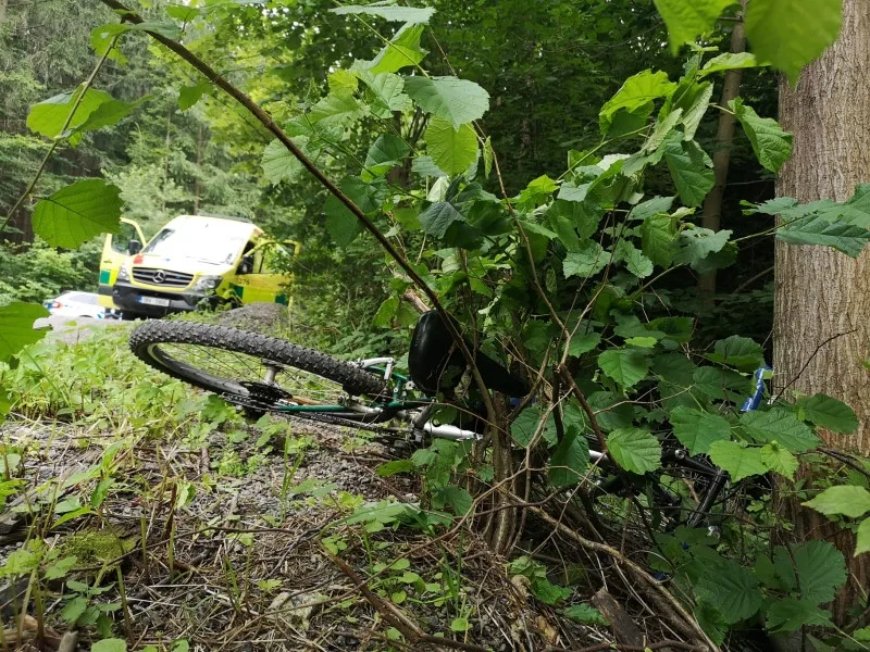 Cyklista nezvládl v kopcích na Blanensku průjezd zatáčkou, vletěl do lesa a na místě zemřel