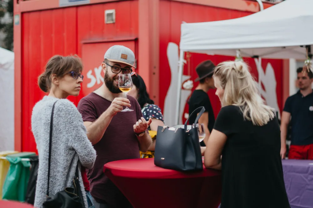 Láskyplné ovínění. Na festivalu Uprostřed slavili lidé lásku