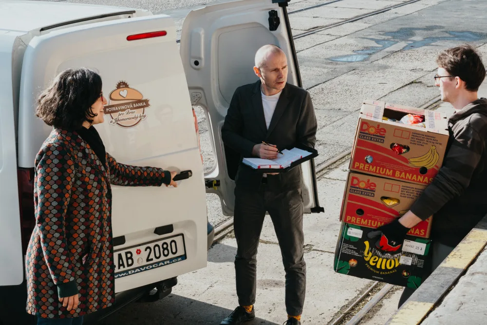 Třetina všech potravin končí na skládce. Potravinová banka upozorňuje na zbytečné plýtvání, ale hlavně pomáhá potřebným