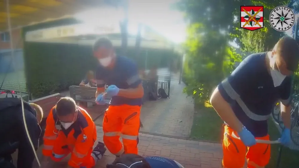 Policisté se záchranáři přivedli mladíka zpět k životu