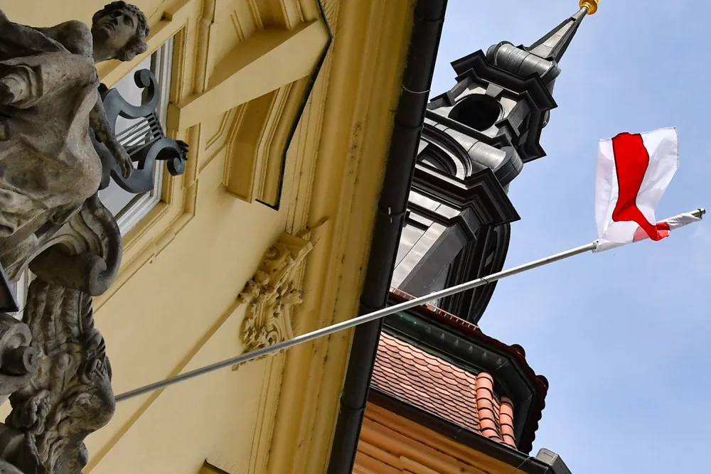 Brno vyvěsilo historickou vlajku Běloruska na vyjádření solidarity s oběťmi brutálních policejních represí