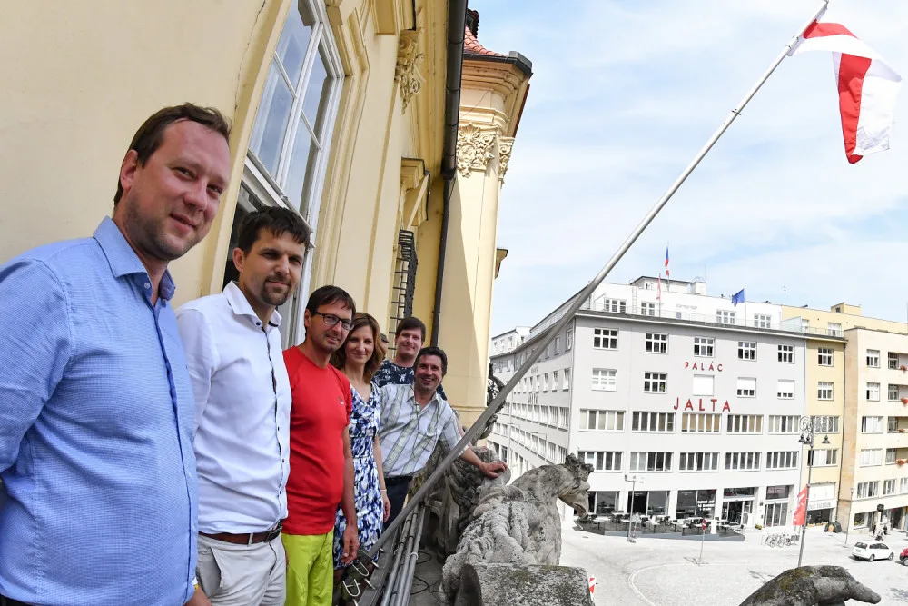 Brno vyvěsilo historickou vlajku Běloruska na vyjádření solidarity s oběťmi brutálních policejních represí