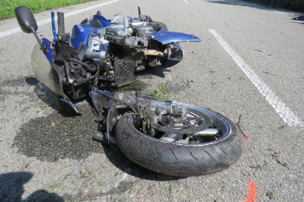 Motorkář za svůj hazard nejspíš zaplatí nejen bolestivým zraněním