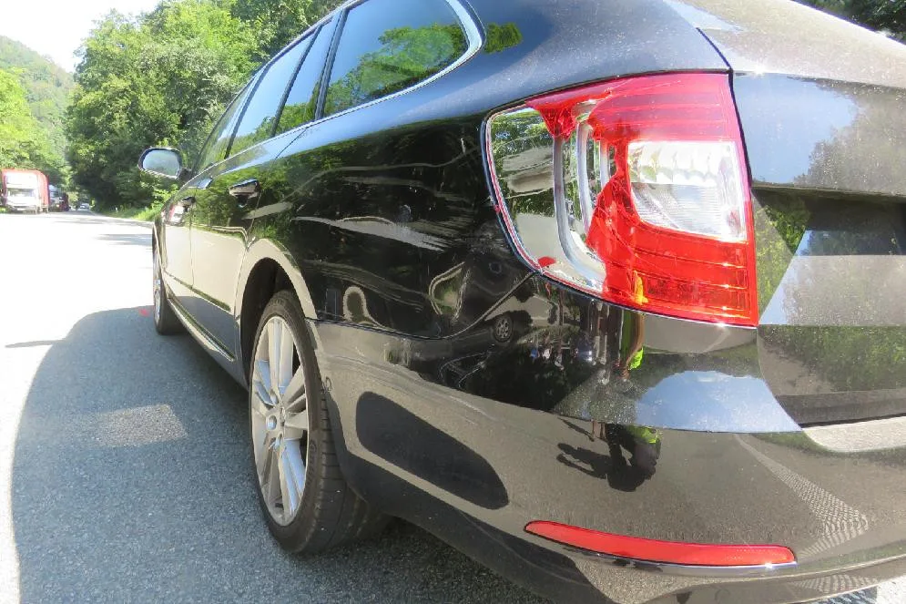 Motorkář i řidič Superbu chtěli ve stejnou dobu předjíždět, střetli se v protisměru