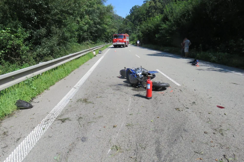 Motorkář i řidič Superbu chtěli ve stejnou dobu předjíždět, střetli se v protisměru
