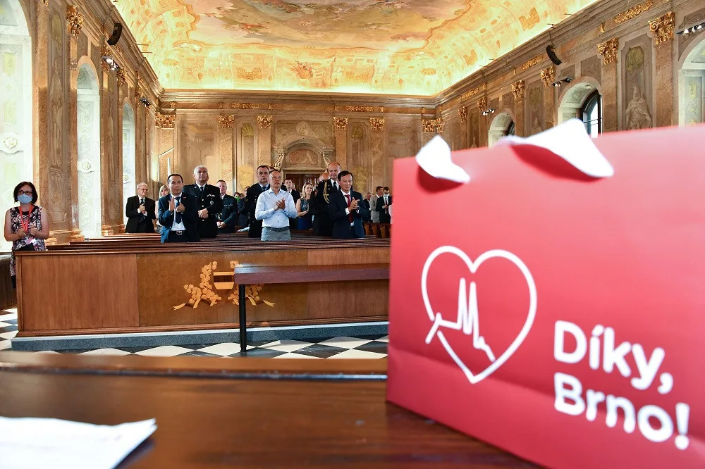 Brno v sobotu poděkovalo lidem za boj s koronavirem. Na akci však byl nakažený účastník