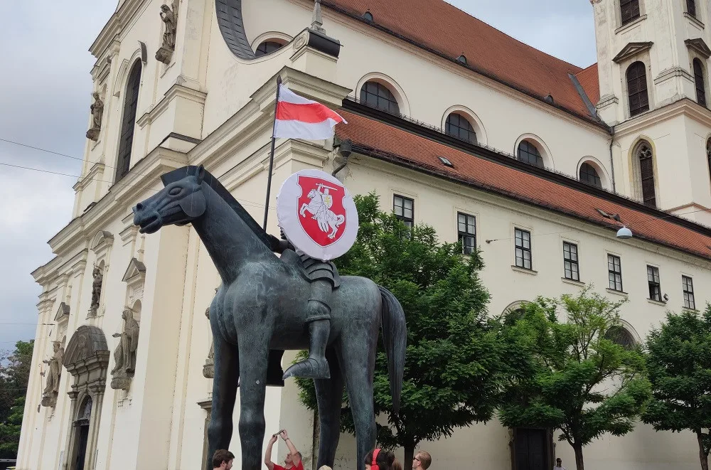 Znak Běloruska nově zdobí sochu Jošta