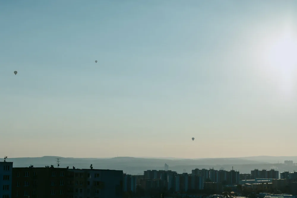 POČASÍ NA PÁTEK: Jasná obloha a teploty nad třicítkou