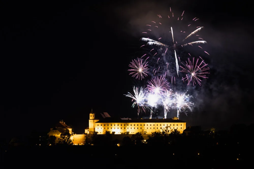 FOTO: Hvězdy jak sedmikrásky nad Brnem. Nebe nad Špilberkem rozzářil první letošní ohňostroj