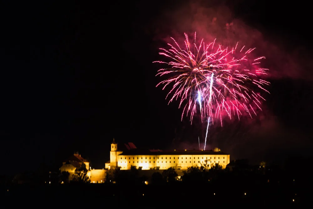FOTO: Hvězdy jak sedmikrásky nad Brnem. Nebe nad Špilberkem rozzářil první letošní ohňostroj