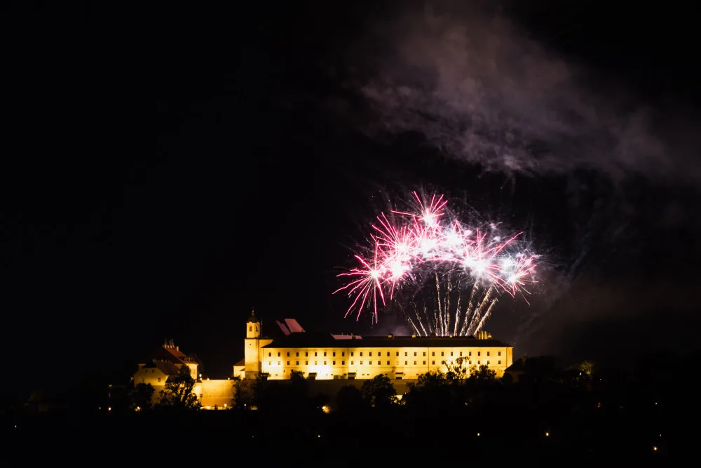 FOTO: Hvězdy jak sedmikrásky nad Brnem. Nebe nad Špilberkem rozzářil první letošní ohňostroj