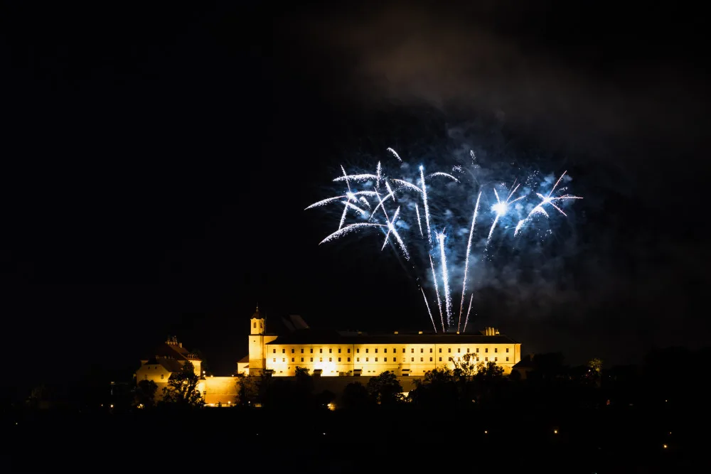 FOTO: Hvězdy jak sedmikrásky nad Brnem. Nebe nad Špilberkem rozzářil první letošní ohňostroj