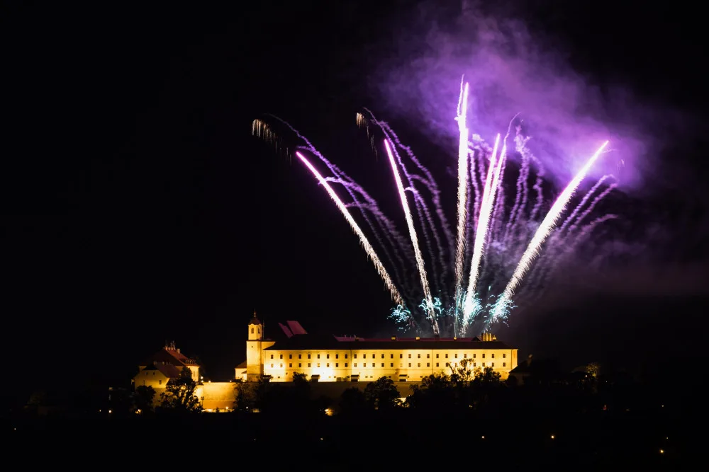 FOTO: Hvězdy jak sedmikrásky nad Brnem. Nebe nad Špilberkem rozzářil první letošní ohňostroj