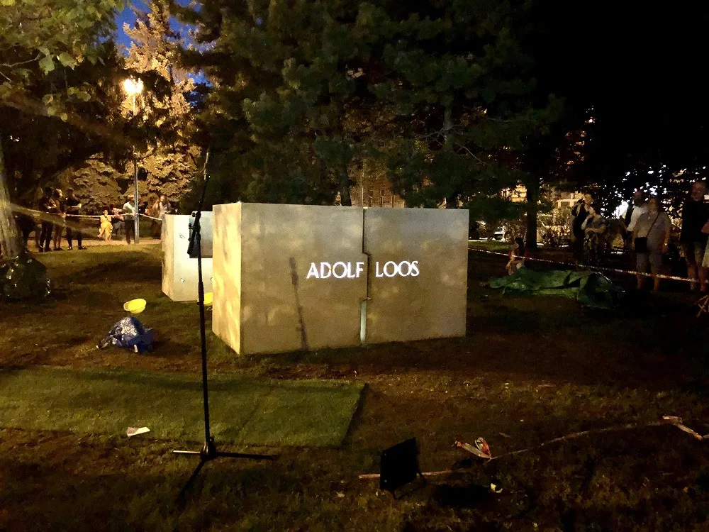 Brněnský památník Adolfa Loose může sloužit i jako lavička