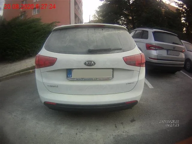 Vtipálci postříkali auta hasičákem