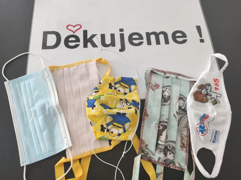 Zdravotníci žádají pacienty, aby nosili roušku