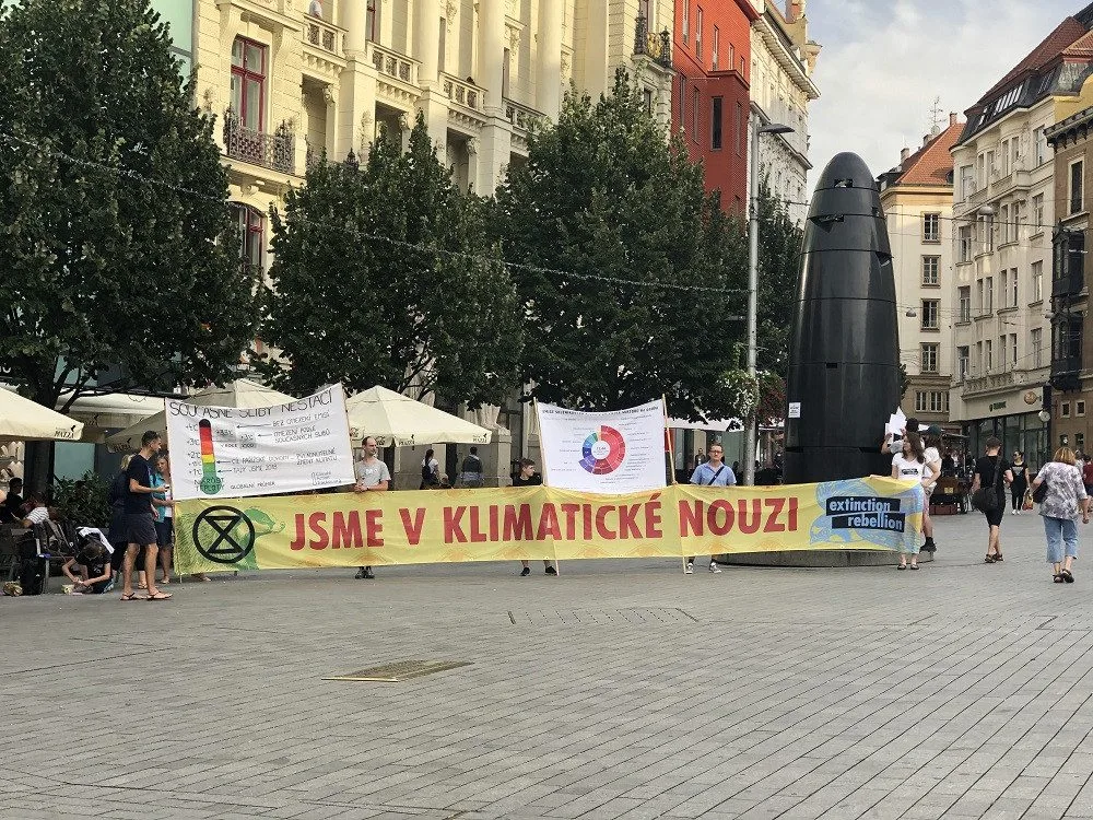 „Jsme v klimatické nouzi“, tak znělo heslo pondělní poklidné demonstrace na náměstí Svobody