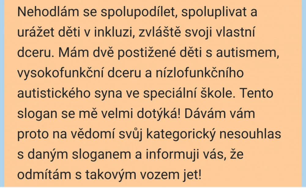 Řidič brněnské hromadné dopravy odmítá jezdit autobusem se sloganem „Zdravé školství bez inkluze“ od hnutí SPD. Uráží to jeho děti