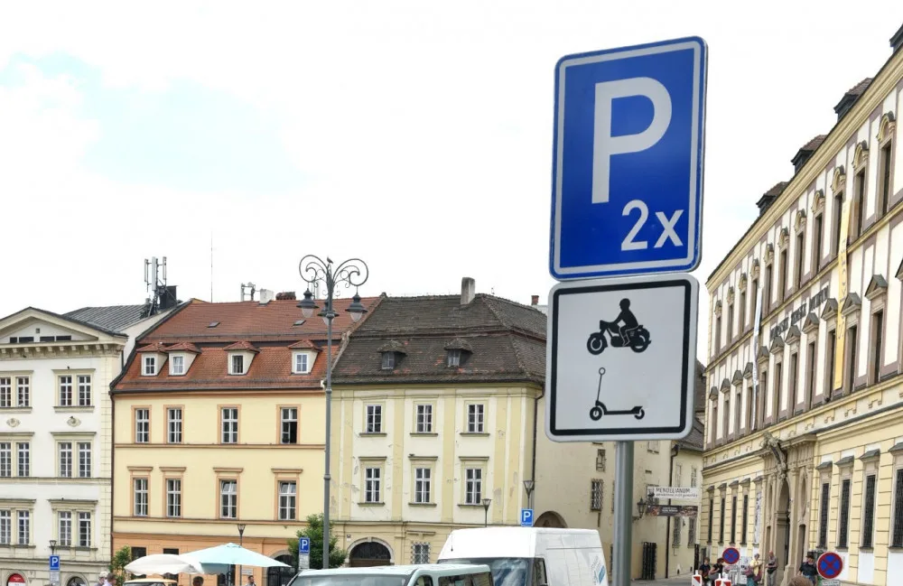 Koloběžky se dočkají vlastního piktogramu na dopravních značkách. Mělo by to snížit počet špatně umístěných koloběžek