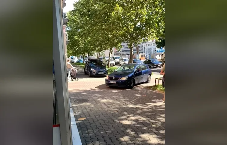 Na Kounicově v Brně se vytvořila kolona. Řidiči aut to vzali po chodníku