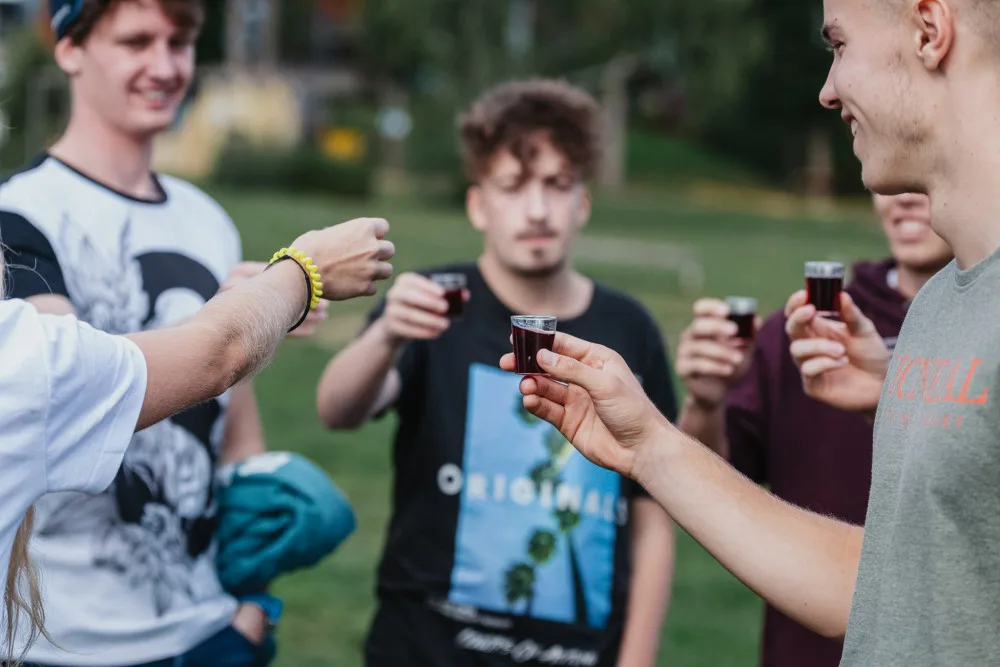 Seznamovací akce pro prváky vysokých škol lákají na adrenalin i alkohol