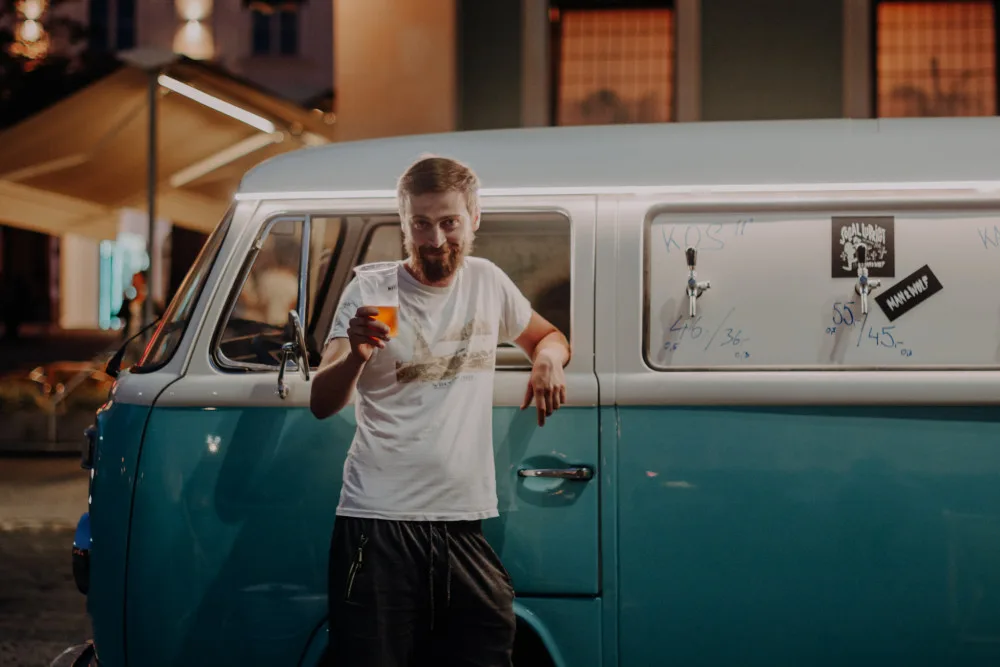 Bulli s pivem na cestě. Brňáci přestavěli legendární hippie dodávku na pojízdnou hospodu