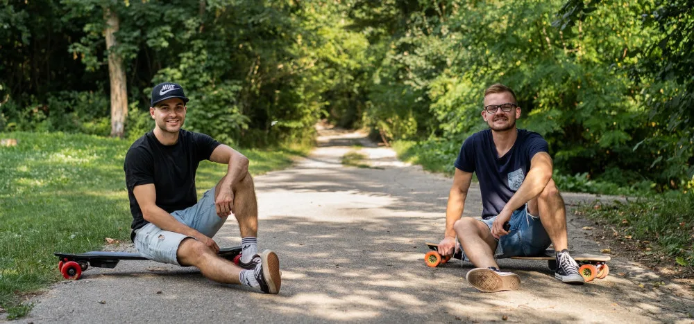Dva roštáci na longboardech vyráží napříč vlastí. Podpoří tak malého Milánka