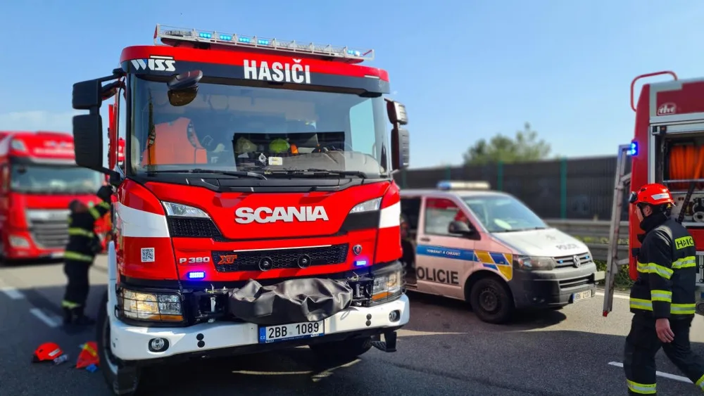 FOTO: Dálnici D1 ve směru na Prahu zablokovala hromadná nehoda. Hasiči vystříhávali oběti několik hodin