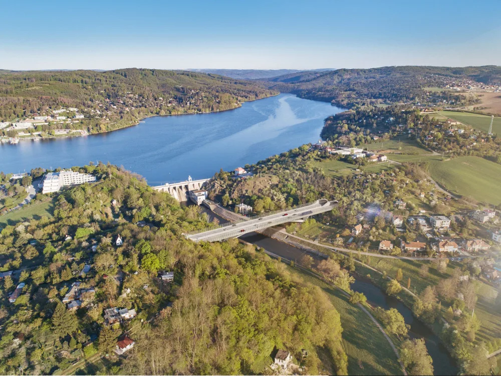 Jediný návrh studií Pelčák a partner architekti a HBH Projekt s tubusem počítá