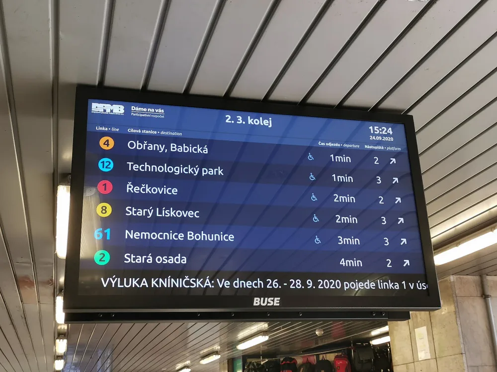 Konec zbytečného pobíhání. V podchodu hlavního nádraží přibyly nové informační tabule s odjezdy