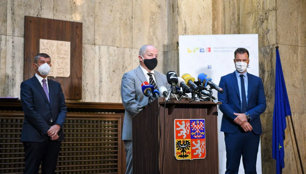Vláda schválila nouzový stav. U jednoho stolu v hospodě může sedět maximálně šest lidí
